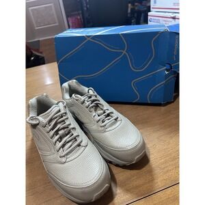 Brooks Addiction Walker Shoes Womens Size 9.5 Narrow 2A Bone Leather Walking